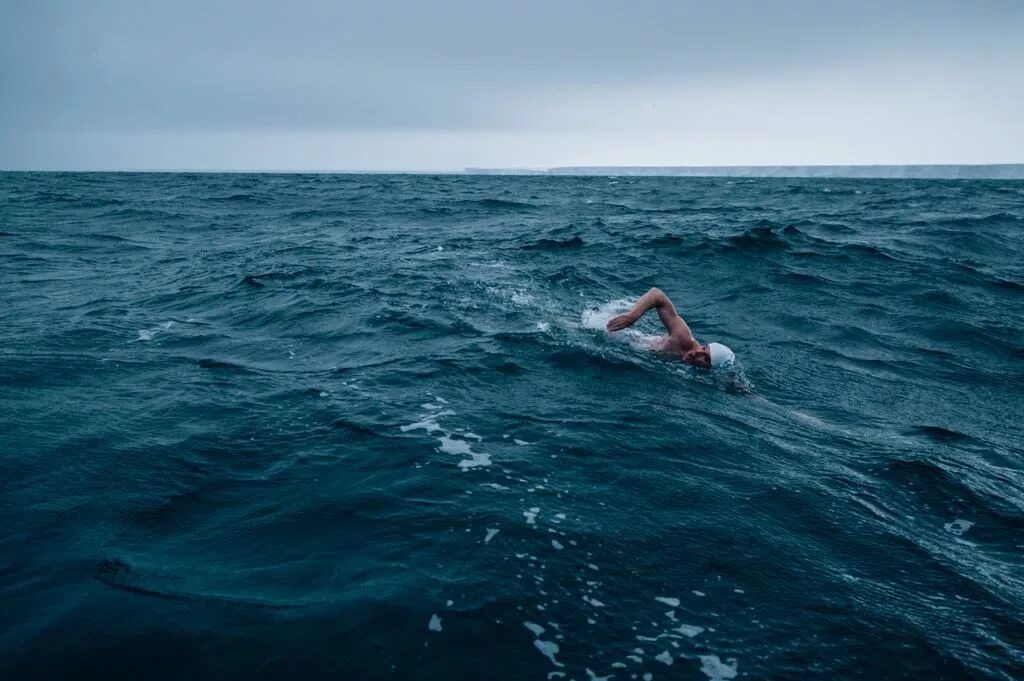 Я б поплыла в океан. Человек плывет. Человек в море плывет. Человек плавает в море. Плавать в океане.