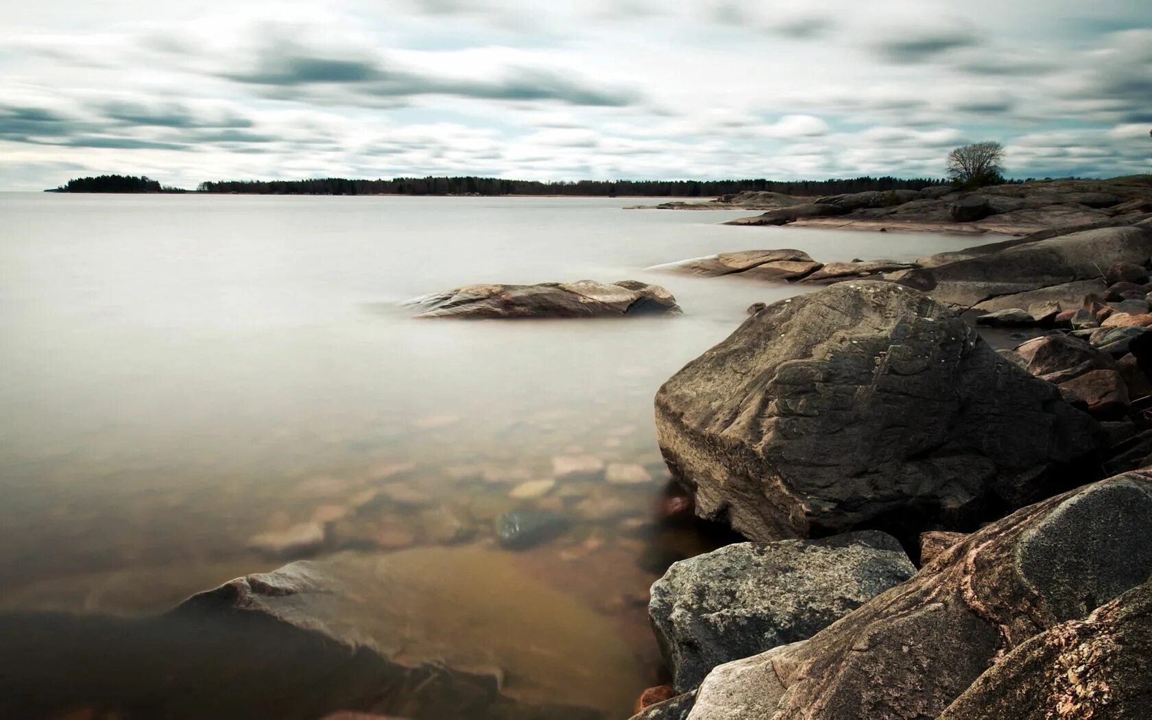 Камни на берегу реки. Озеро камни. Каменный берег. Каменный берег озера. Камни на берегу озера