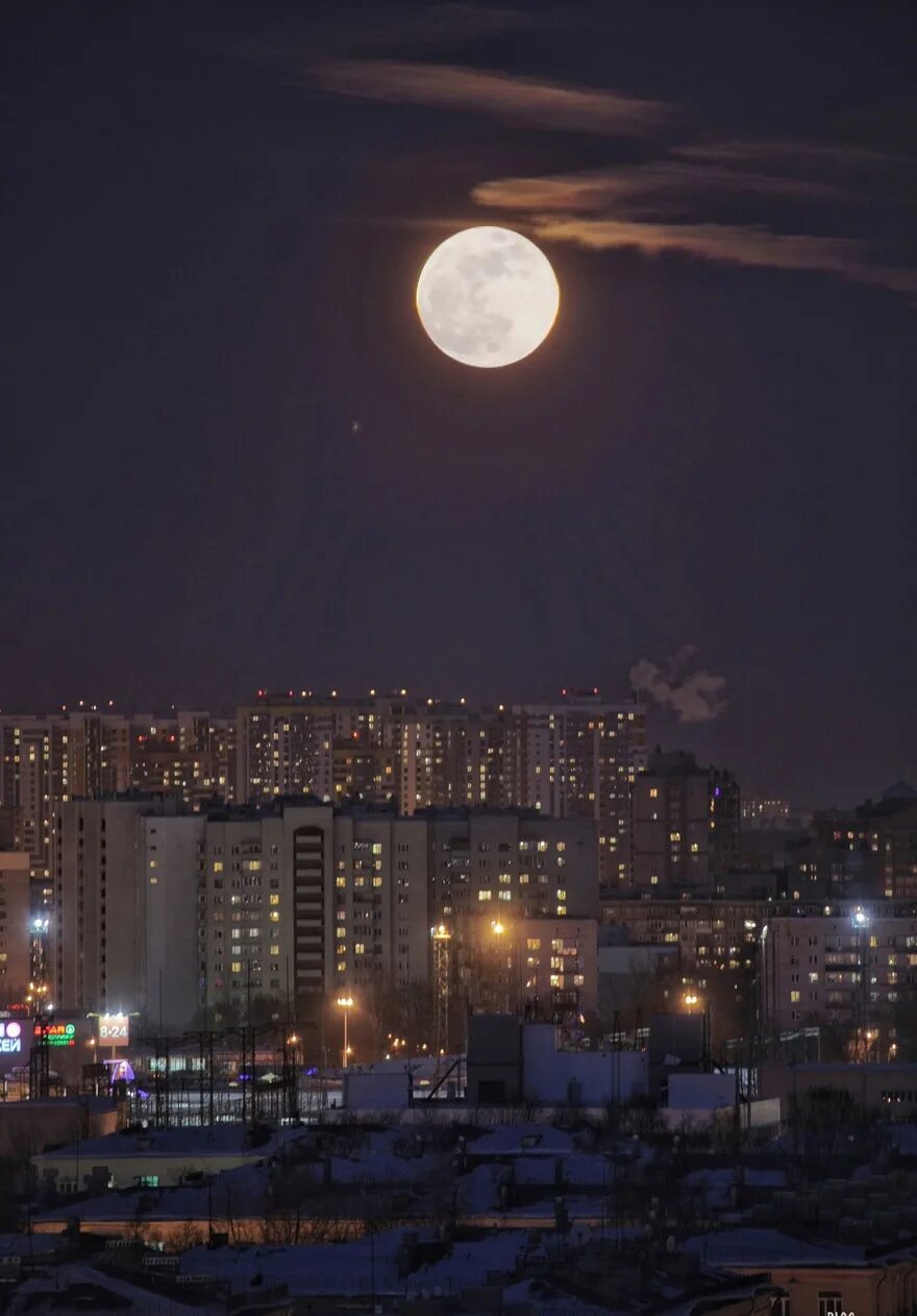 Луна в ростове. Суперлуние в 2020. Суперлуние Ижевск. Луна над городом. Ночное небо в городе.