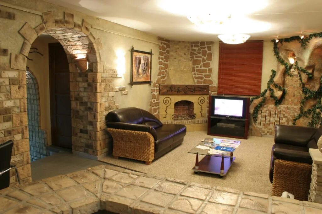 Натуральный камень в интерьере ванной. Камень в интерьере спальни. Камня комната. Отделка комнаты. Ванная отделанная камнем.