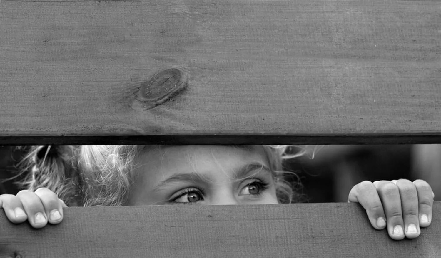 Подсматривание в окна. Заглядывает в щель. Выглядывает через жалюзи. Как называют людей которые подглядывают. Как называют людей которые подглядывают.