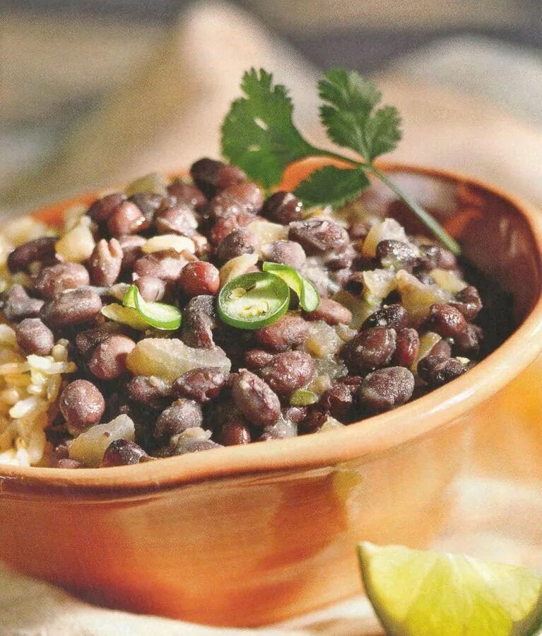 Блюда из фасоли рецепты быстро. Фасоль чёрная по-кубински. блюда с фасолью. блюда с красной фасолью. блюда с фасолью консервированной.