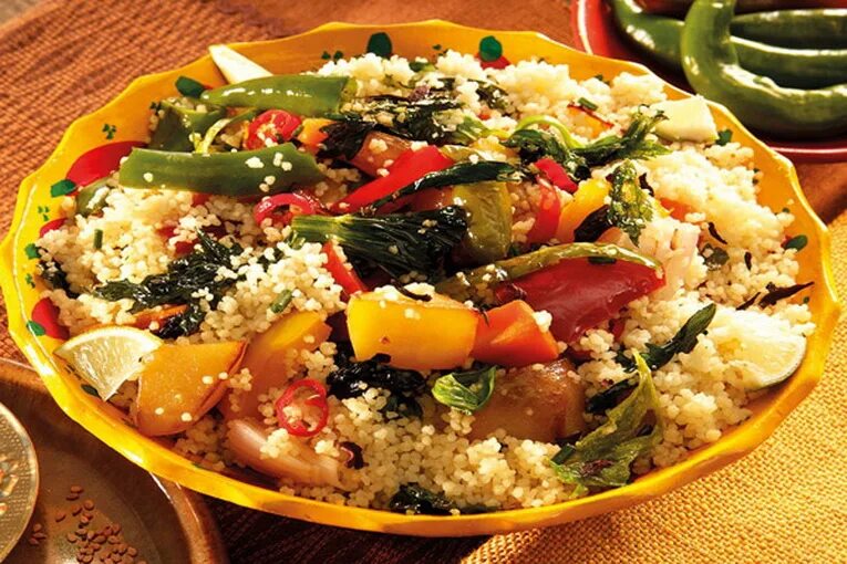 Боул с кускусом. Кус кус с овощами. Кус кус с курицей и овощами. Кус кус тажин. Боул с кускусом.