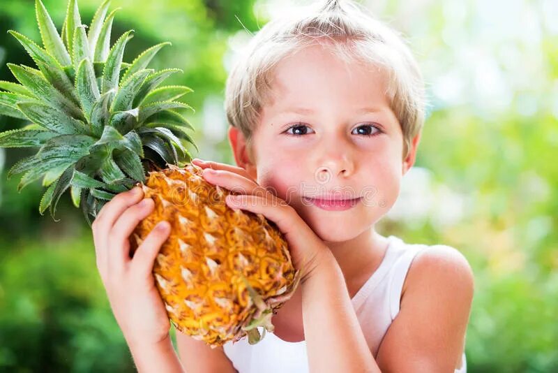 Ребенок размером с ананас. Ананас для детей. Малыш с ананасом. Детектив ананас. Ананасик блоггер.