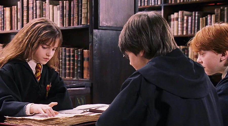 Рон уизли узник азкабана. Harry potter гермиона рон. Гермиона грейнджер философский камень. Гермиона грейнджер и рон уизли. Рон уизли и гермиона грейнджер любовь.