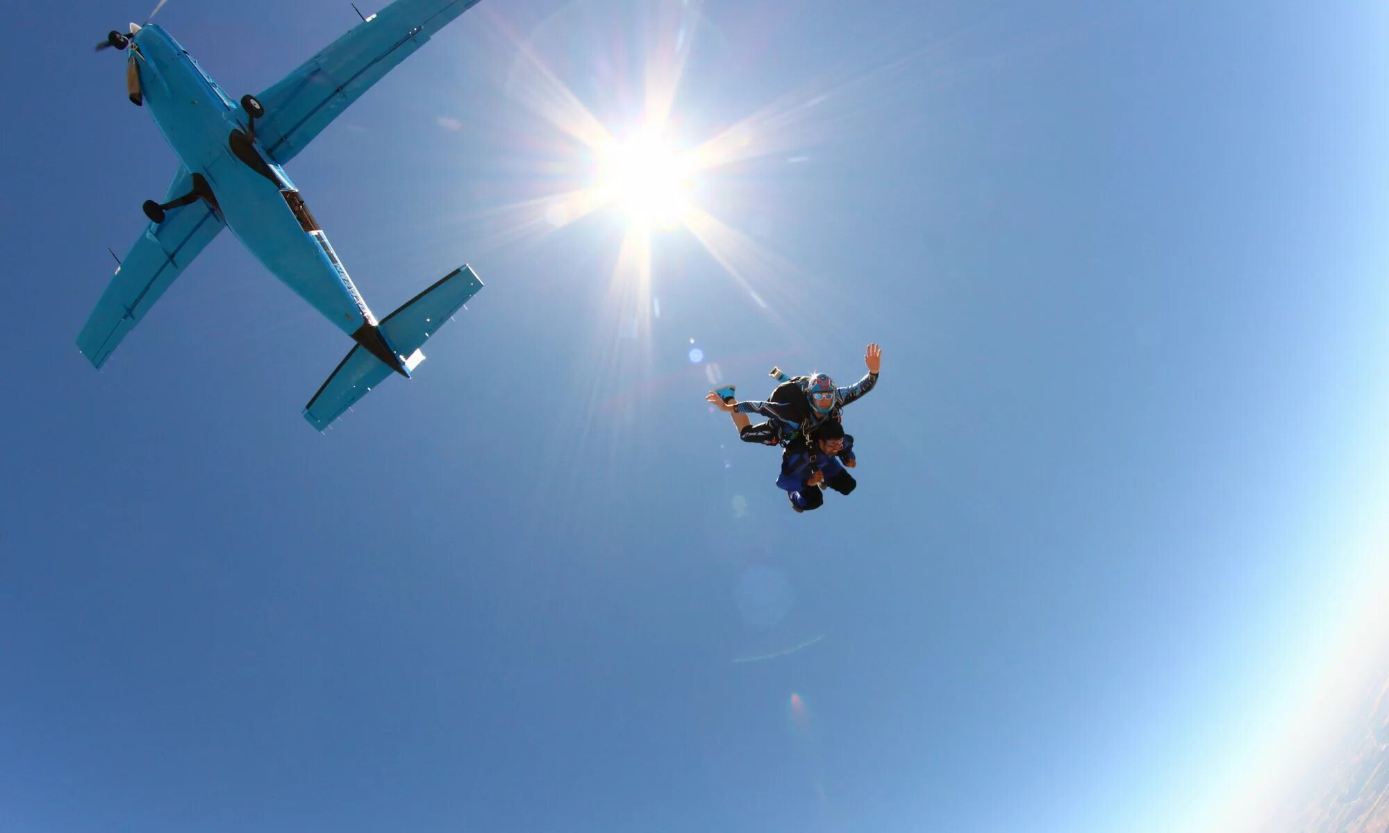 Прыжок с парашютом в одиночку. Plane jump. Прыгает из самолета. Прыгает с самолета. Plane jump.