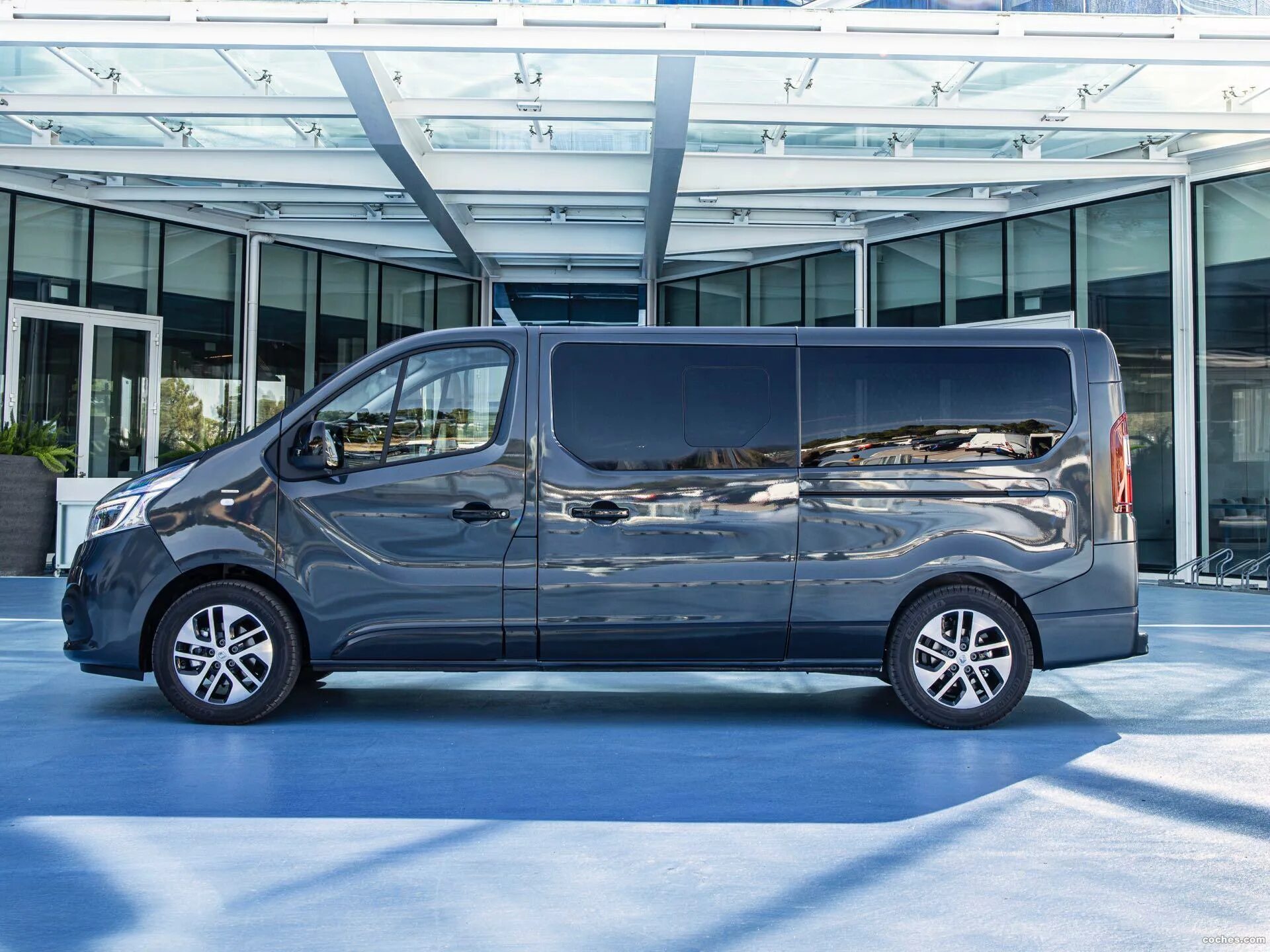 Микроавтобус рено. Рено трафик 2019. renault trafic passenger. микроавтобус рено трафик 2019. минивэны рено трафик 2030.