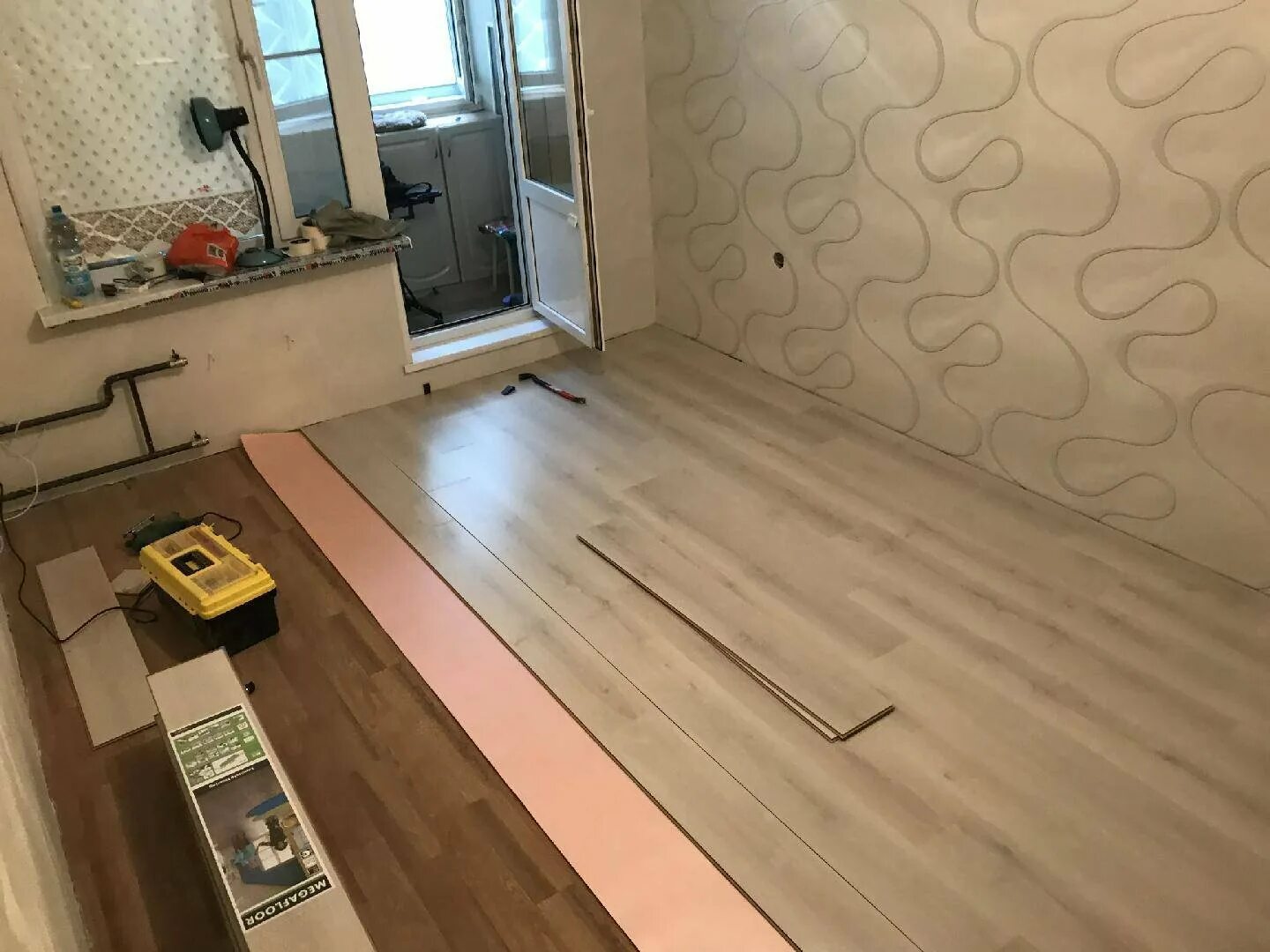 Линолеум в комнату. Деревянный пол в квартире. Диагональная укладка ламината. Пол из ламината. Отделка пола ламинатом.