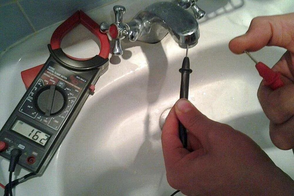 Вода бьет током. Почему щипает током. Почему щипает током. Бойлер бьет током. Бойлер бьет током.