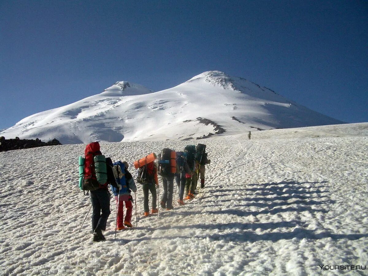 Эльбрус с детьми. Эльбрус гора восхождение. Поход на Эльбрус. Поход в горы Эльбрус. Восхождение на вершину Эльбруса.