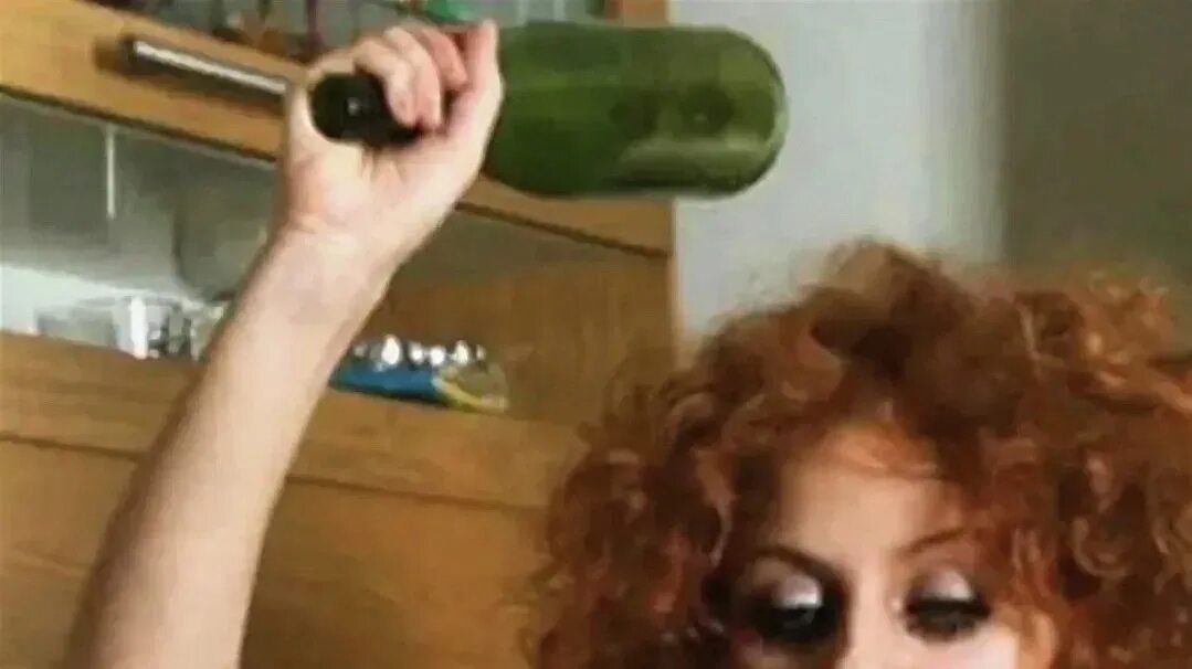 Бутылкой по голове. Ударил бутылкой по голове. женщина разбила бутылку.