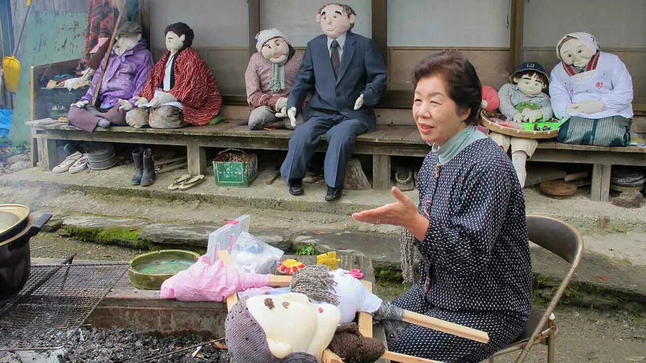 People in the village had been. Аяно Цукими. Кукольная деревня в Японии. Nagoro Doll Village это. Деревня нагара в Японии.