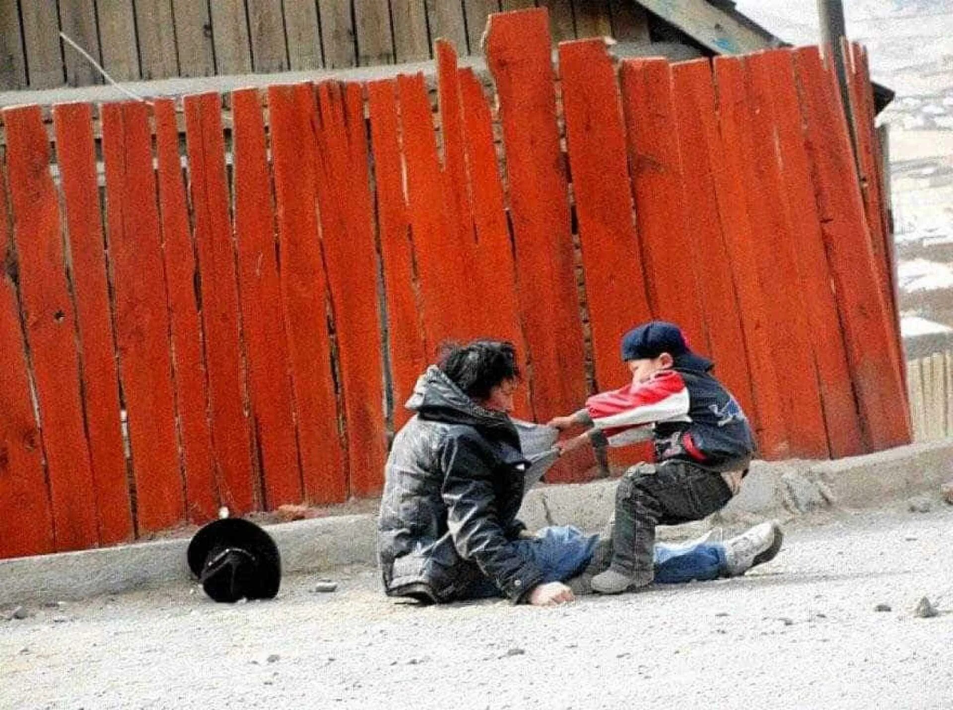 Мамаши заставляют сыновей. Фотографии заставляющие задуматься. Папа алкоголик.