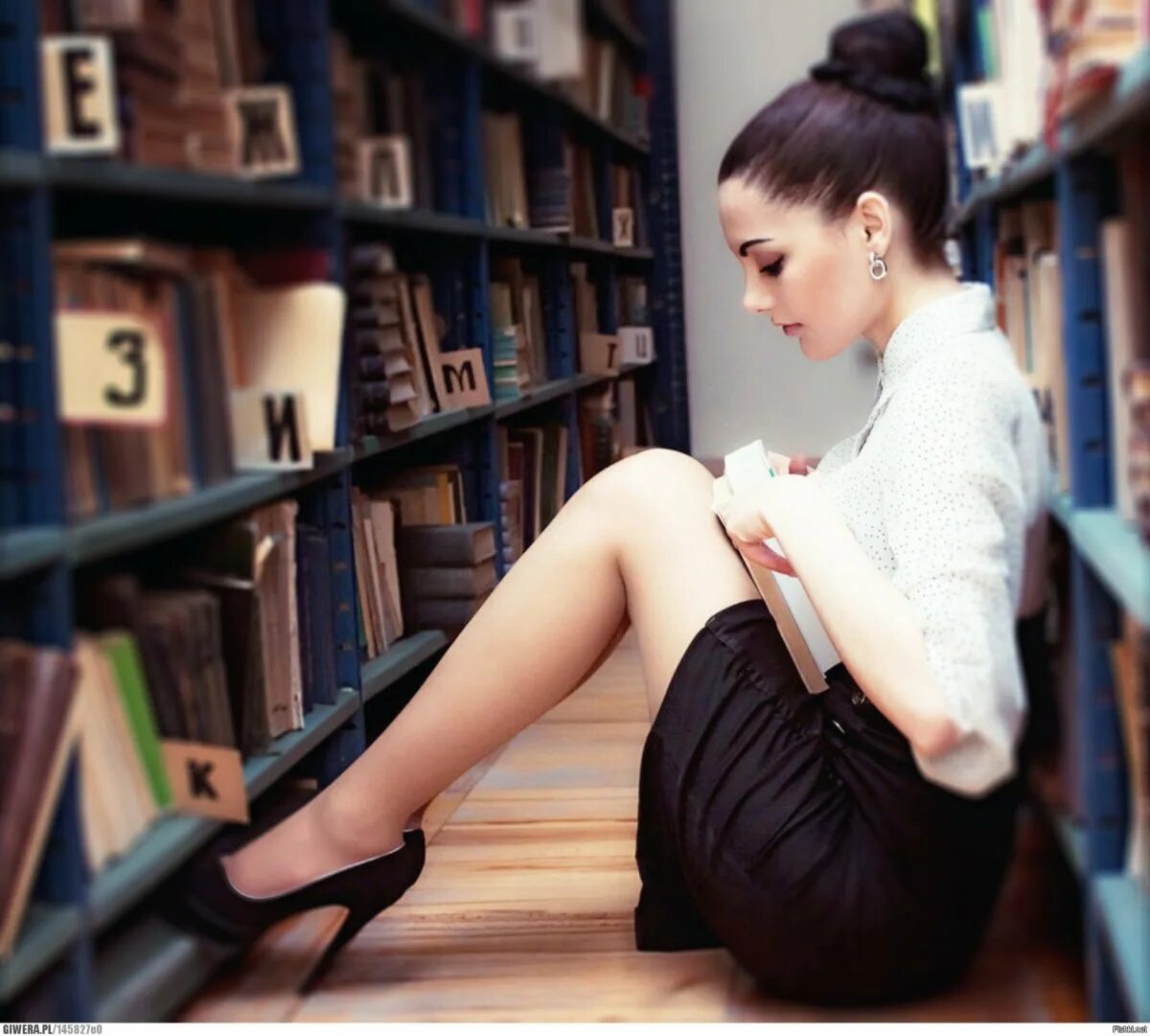 Голая модель с книгой