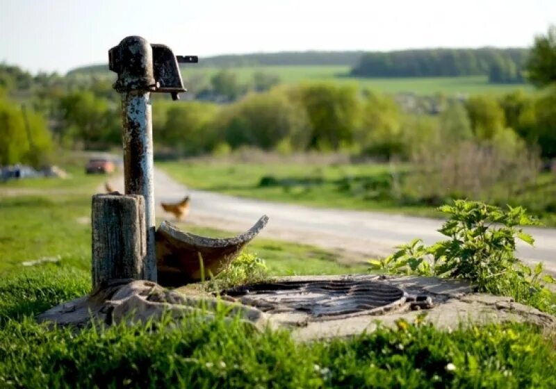 Сельских водопроводов. Водяная колонка в деревне. Деревенская колонка для воды. Уличная колонка. Колодец в деревне.