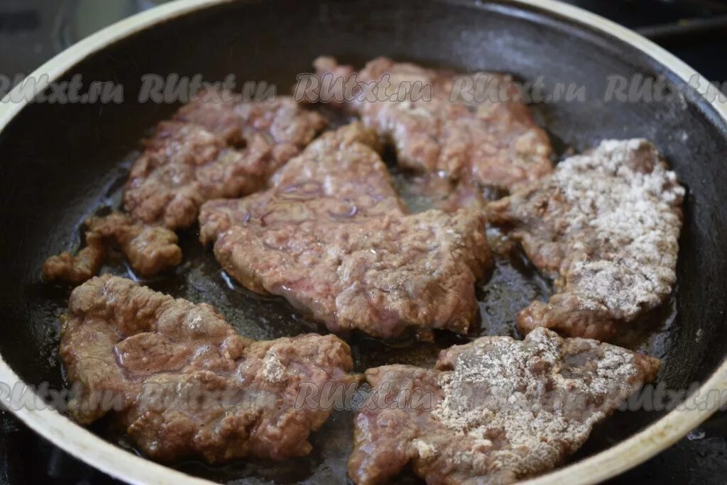 Печень кусками жареная на сковороде. Печёнка говяжья жареная с луком. Печень говяжья с луком на сковороде. Печень говяжья жареная на сковороде. Печень жареная с луком на сковороде.