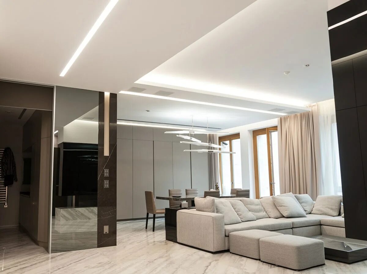 Линейные светильники в гостиной. Макролюкс светильник. Дизайн световых линий на потолке. Световые линии в гостиной фото. Линейные светодиодные светильники центрсвет.