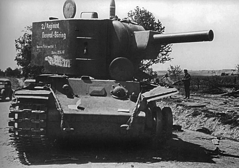 Дубно сражение 1941. Кв2 танк 1941. подбитый танк кв-2. кв 2 немецкий танк. танки ссср 1941 кв2.