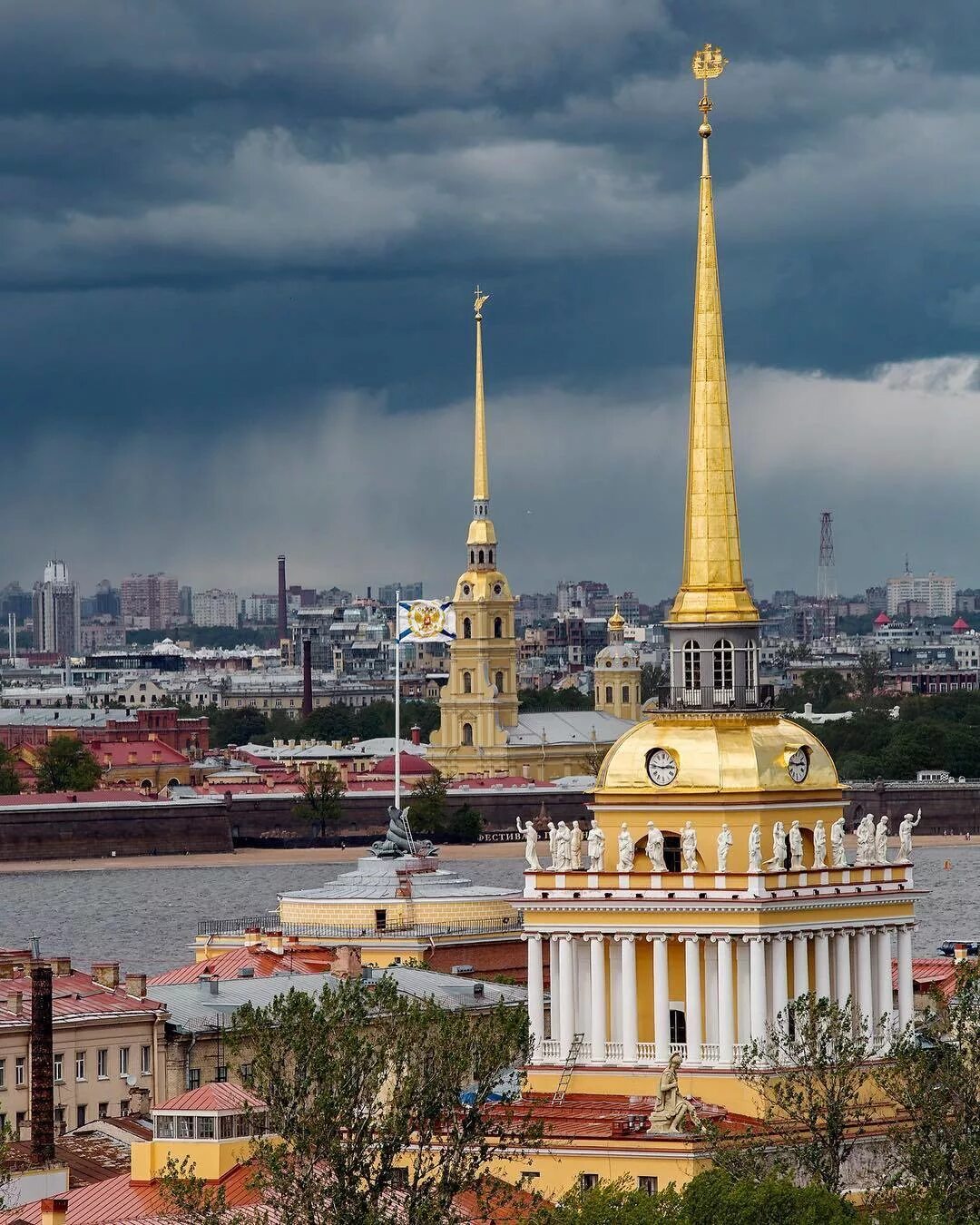 Шпиль в петербурге. Шпиль Адмиралтейства в Санкт-Петербурге. Адмиралтейская игла в Санкт-Петербурге. Адмиралтейство и Петропавловская крепость. Кораблик на Адмиралтействе в Санкт-Петербурге.