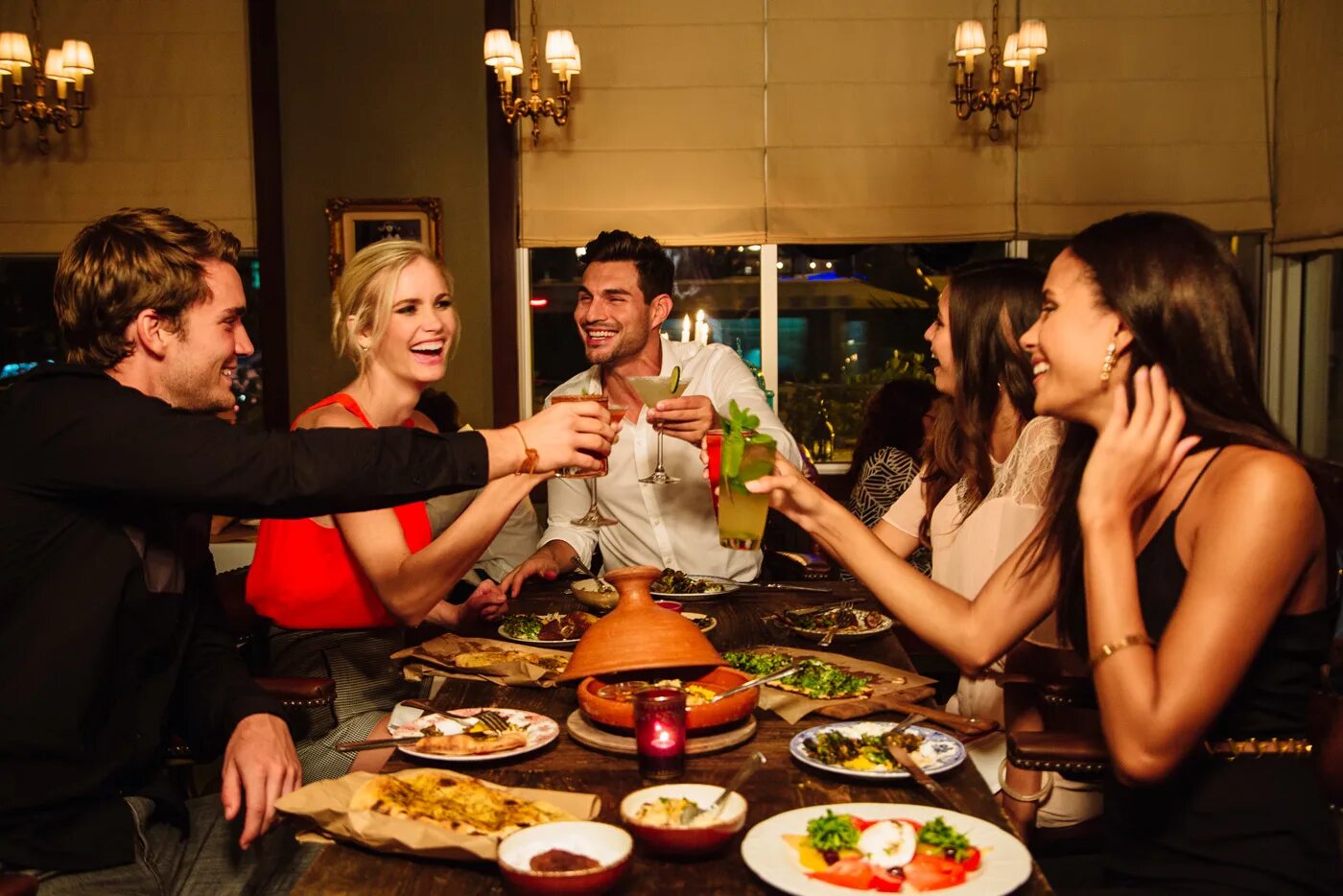 We had dinner together. Семейный ужин. The whole family is eating together at the table. We had dinner together. Люди в ресторане.