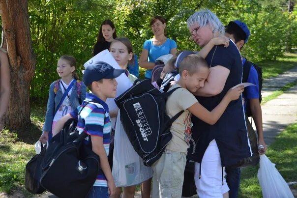 Родители отправляющие детей в лагерь. Отъезд в лагерь. Прощание детей с родителями в лагерь. Дети уезжают в лагерь. Прощание детей в лагере.