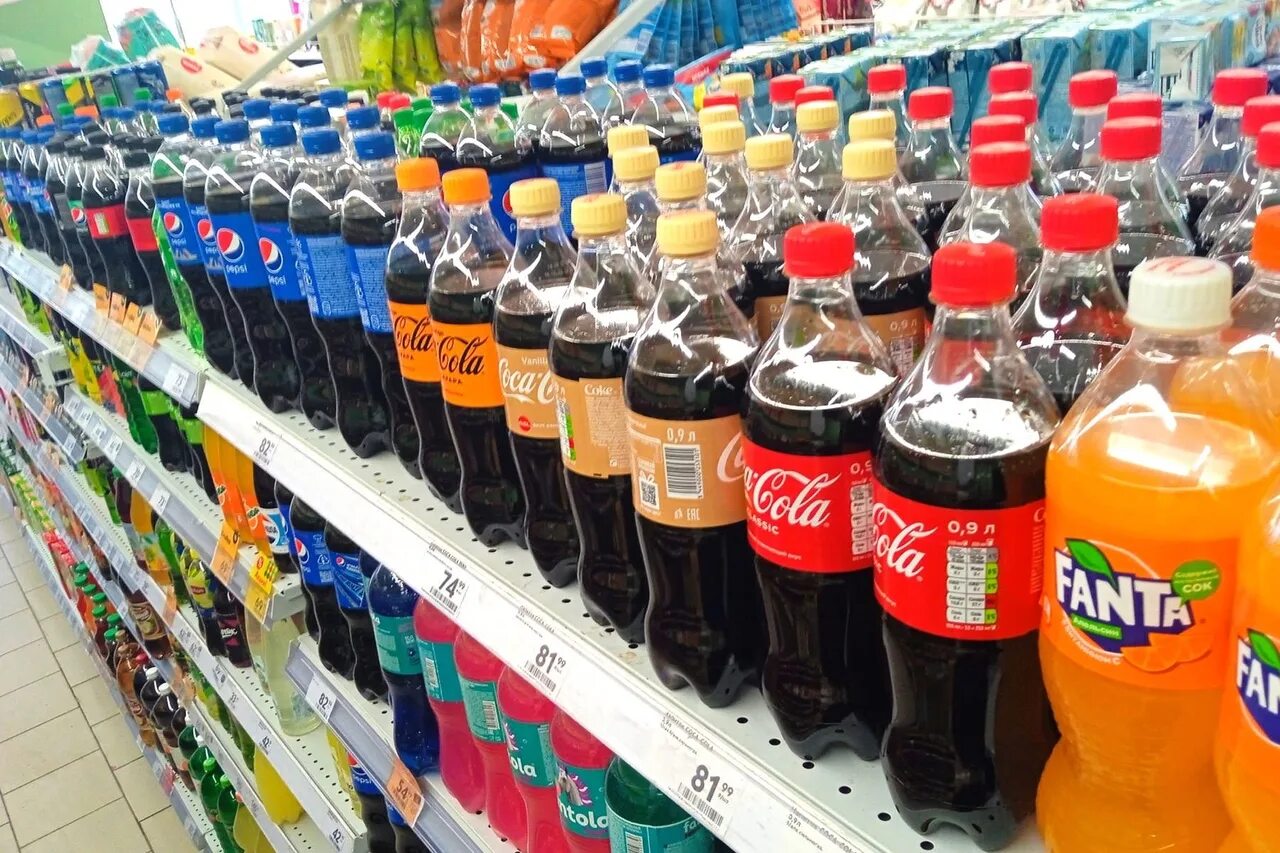 Сладкие напитки. Coca Cola в России. Газировка в магазине. Марки газированных напитков. Напитки 2023 года