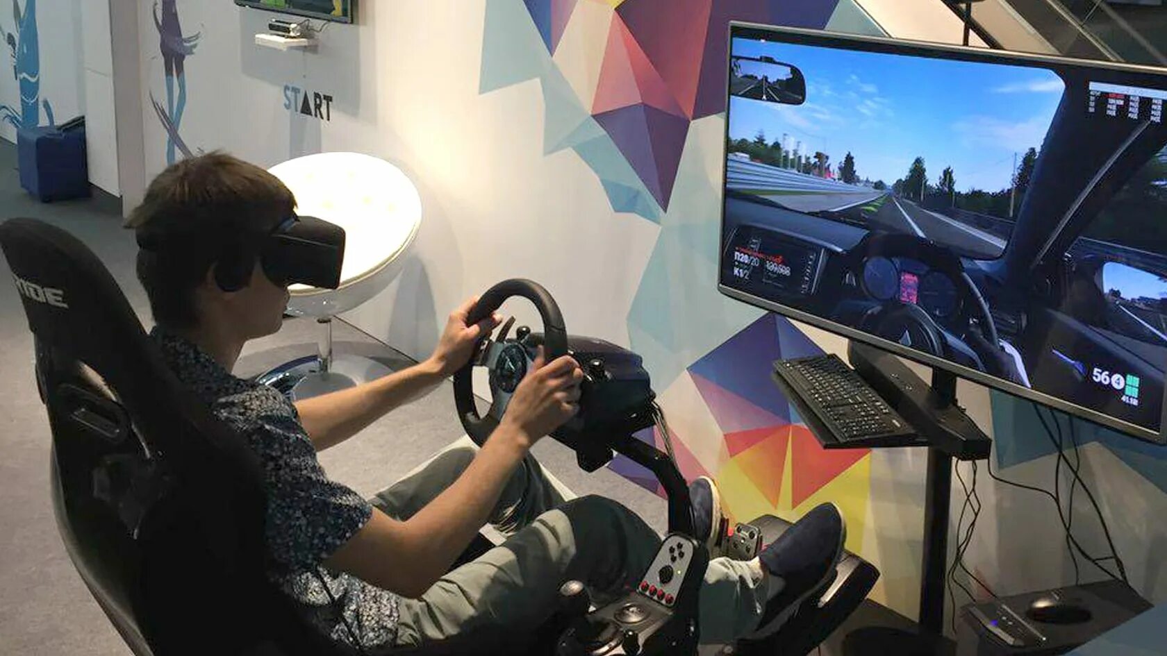 Vr вход. VR аттракцион автосимулятор. Автосимулятор кресло VR. VR аттракцион Окулус 2. Кабина виртуальной реальности.