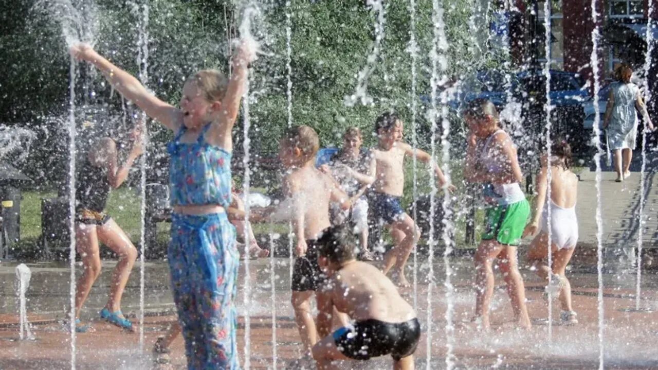 Можно ли летом купаться в фонтане тест. Купание в фонтане. вода в фонтане. дети возле фонтана. девочка купается в фонтане.