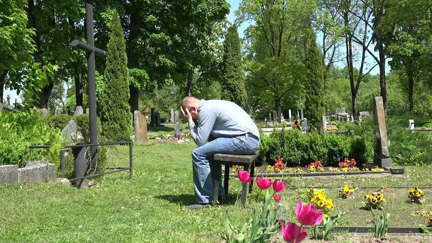 Сын вдовец. Парень плачет на кладбище. Человек возле могилы.