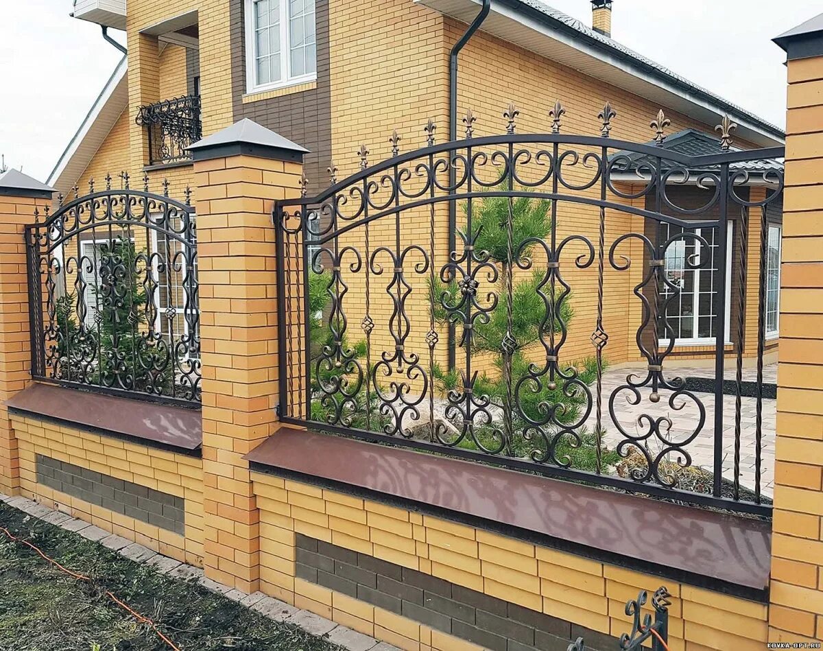 Кованый забор для частного дома варианты Изготовление кованых решеток на окна в Раменском Изготовление кованых изделий