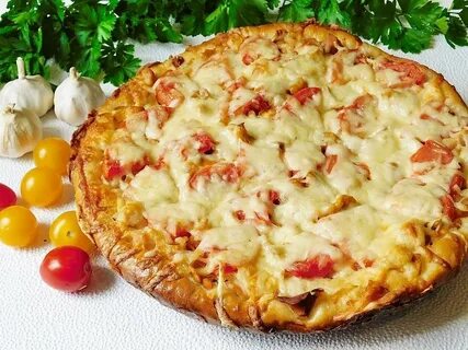 Пицца с колбасой на сковороде