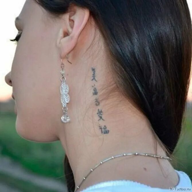шея 4 буквы. гладкая шея. татуировки для девушек. шея 4 буквы. тату на шее.