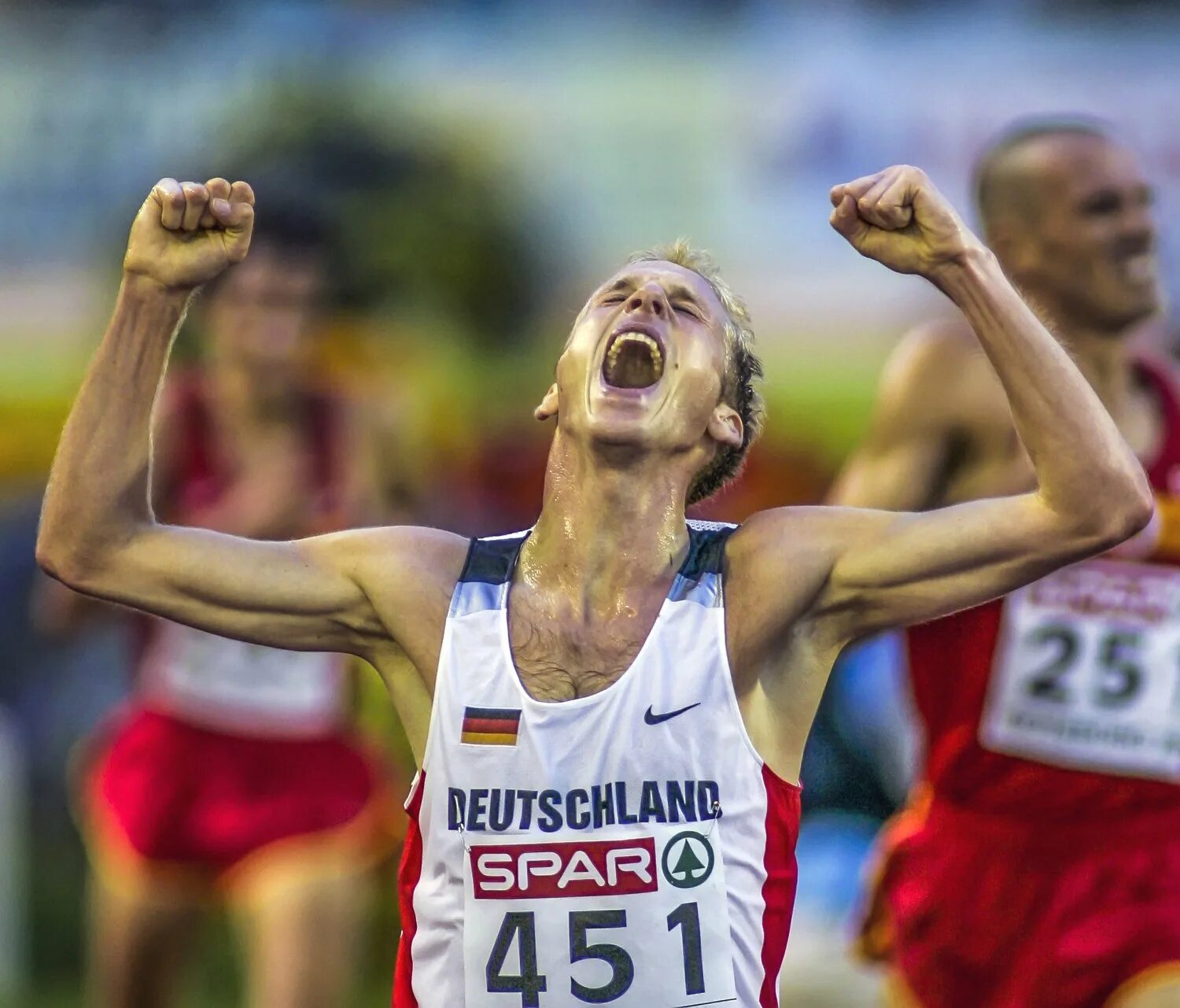 Победа спортсмена. Радостная девушка. Мария шарапова эмоции победы. Победа эмоции. Спортсмен победитель.