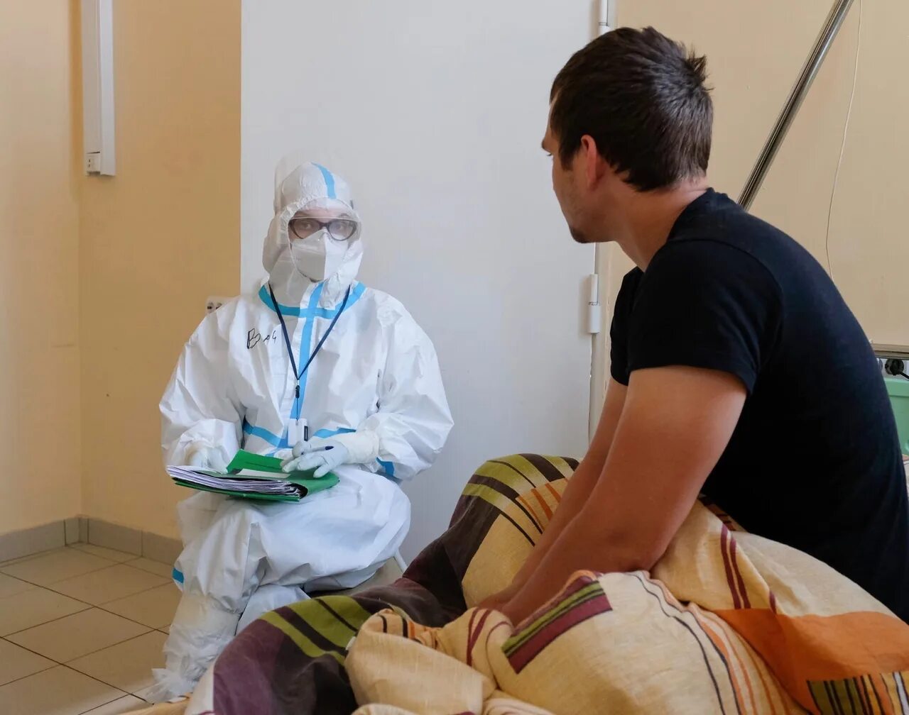 Фото прием больных. Доктор без лица. 40 Больница в Зеленогорске реабилитация после коронавируса. Неконтактности с больными Covid.