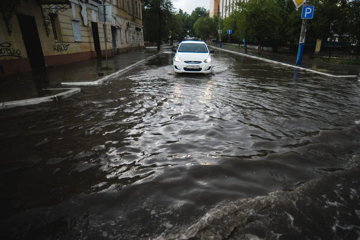 Астрахань ветер. Сильный дождь. Дождь в астрахани. Будет ли дождь в астрахани. Дождливое утро в москве.