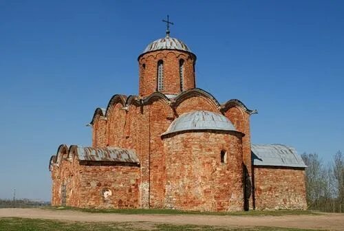 Архитектура 14 века на руси. Церковь Спаса на Ковалеве (1345 г.). Новгородская Церковь 15 век. Новгород Церковь Спаса в 16 веке. Архитектура Новгорода 14 век.