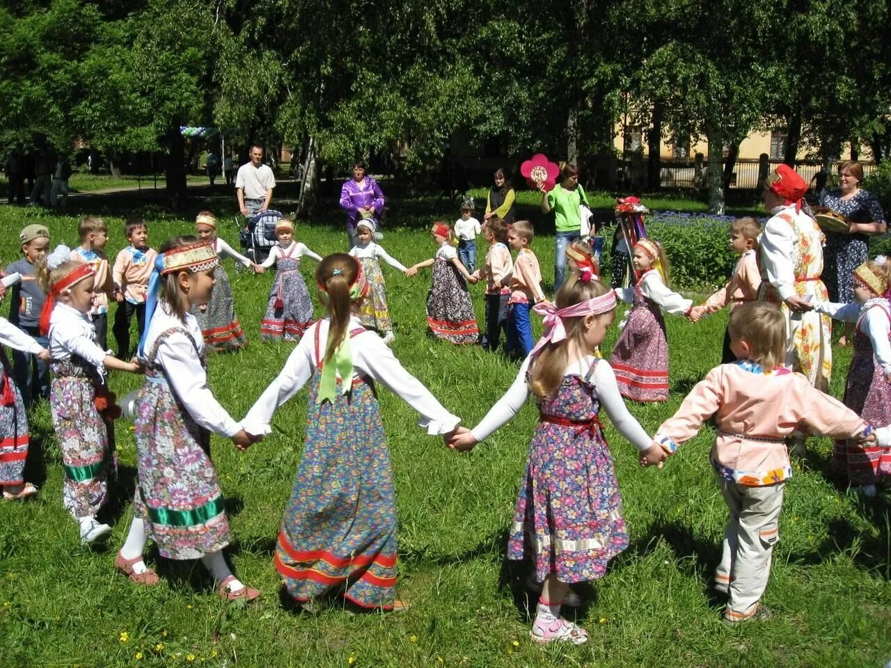 Народно национальные игры. Хоровод. Игровой хоровод. Детский хоровод. Летних красок хоровод.