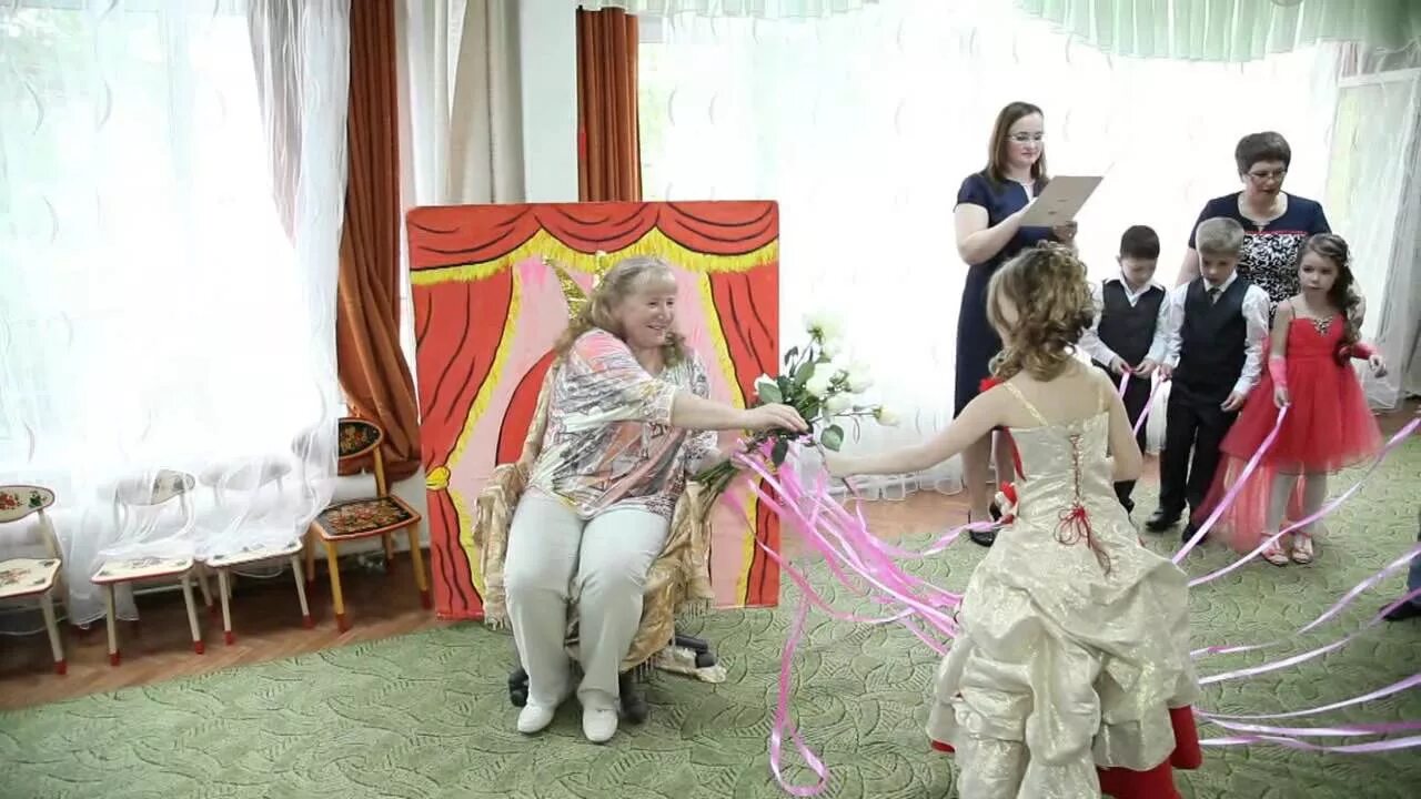 Воспитатели на выпускном видео. Выпускной в саду воспитательницы. Платье на выпускной воспитателю в детском. Наряд воспитателя на выпускной в детском саду. Воспитатели на выпускном видео.