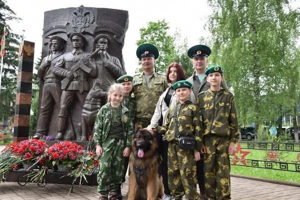 Какого числа пограничника в 2025. Памятник пограничникам в чехове. отмечаем день пограничника. день пограничника в 2025. день пограничника в 2025 в тулуне.