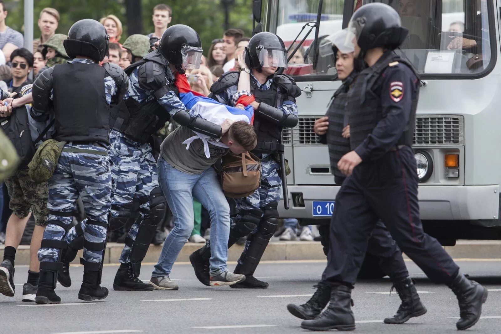 Дубинка полицейского. Избить дубинкой