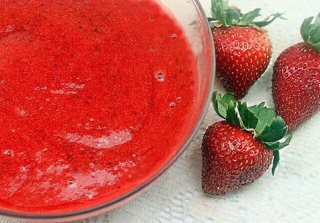 Пюре из клубники на зиму. Клубничное пюре. Пюре замороженное клубника. Клубничное пюре. Клубничное пюре.
