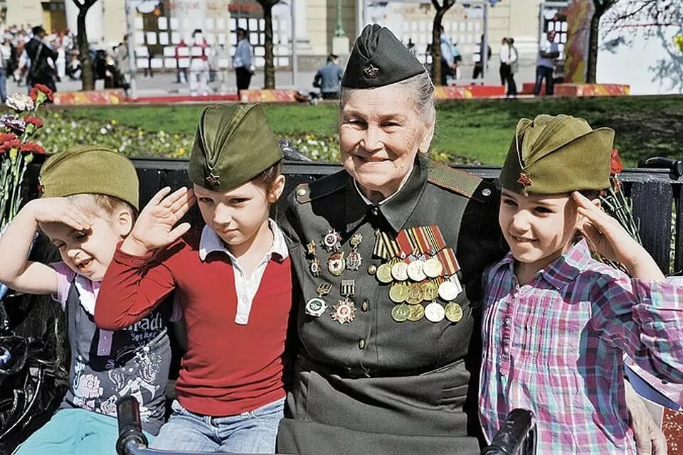 С днем победы. День победы ветераны и дети. Ветераны и дети. День победы поколения. Дееь агбкды.