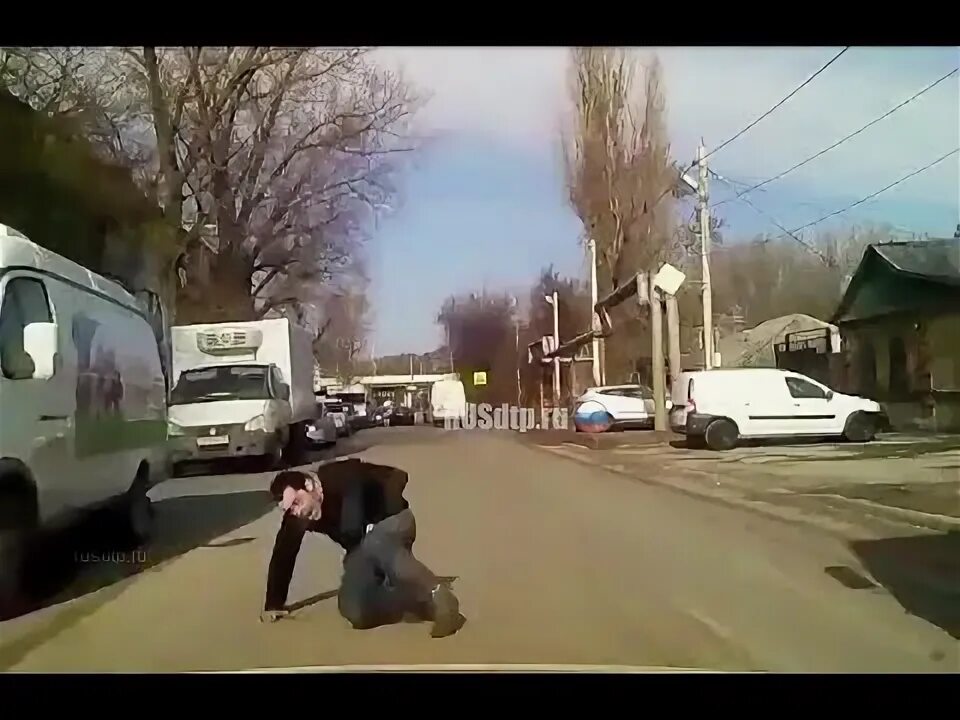 Дальнобойщик проучил водителя. Учителя на дорогах дальнобойщики. Разборки дальнобойщиков. Наглецы на дорогах видео. Дальнобойщики наказали учителей на дороге.