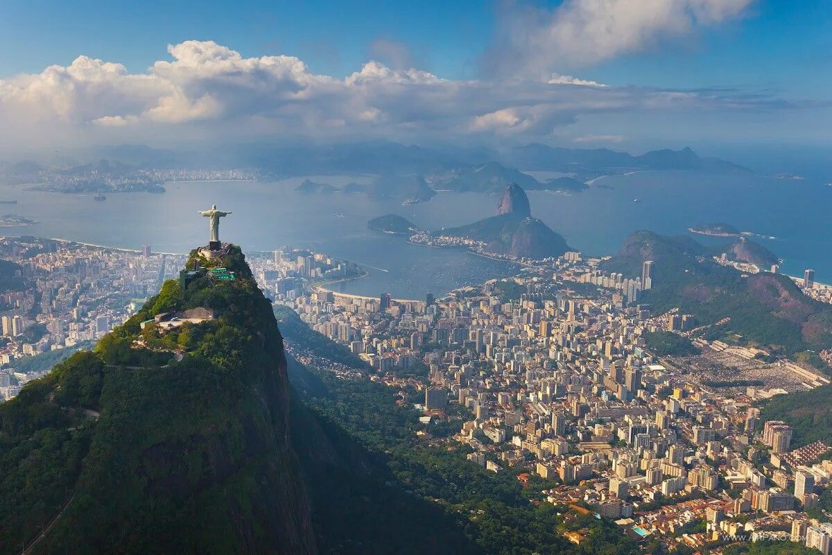 Rio de la. Бразилия гора Корковадо. Статуя Христа Рио-де-Жанейро Бразилия. Бразилия Рио де Жанейро статуя. Рио гора Корковаду.