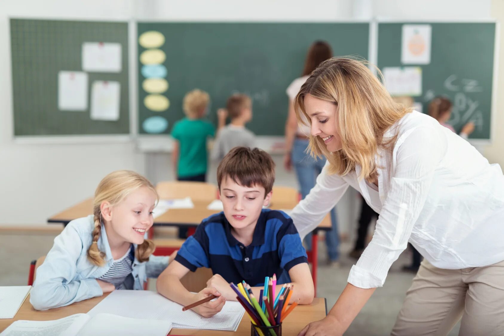 Teacher services. Дети на уроке. Учитель в классе. Класс с учениками. Дети в школе Сток.