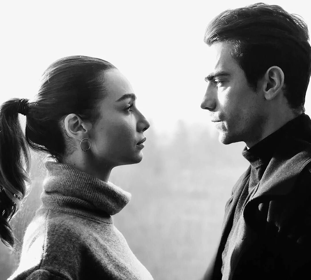 Асли и ферхат. Черно белая любовь турецкий поцелуй. Черно белая любовь саундтрек. Чёрно-белая любовь джулиде. Черно белая любовь саундтрек.