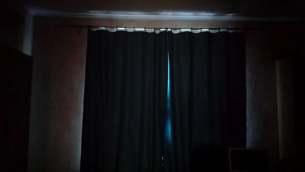 Шторы на панорамные окна. Советские занавески. Деревенские занавески на окна. Французские окна в интерьере. Шторы за которыми прячется фокси.