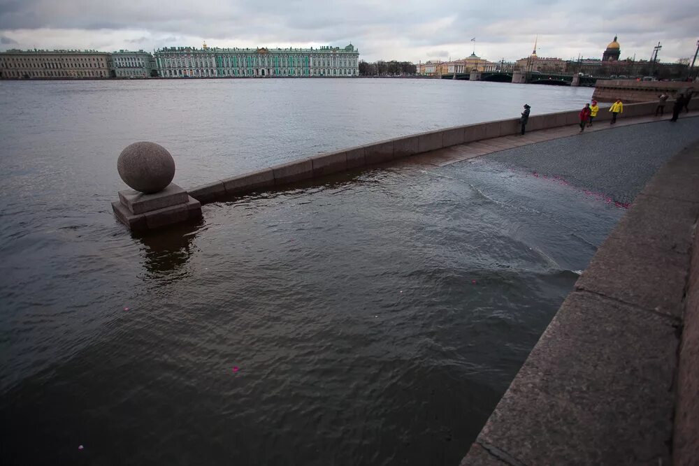 Наводнение на Неве в Санкт-Петербурге. Нагонные наводнения в Санкт-Петербурге. Нагонные наводнения в Питере. Стрелка Васильевского острова наводнение. Невские воды спб