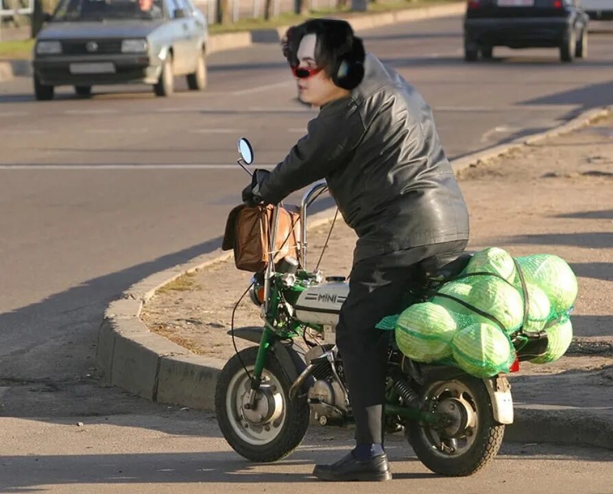 Мужик на мопеде. Мопед для пенсионеров. Мопед. Дед мопед. Дедушка на мопеде