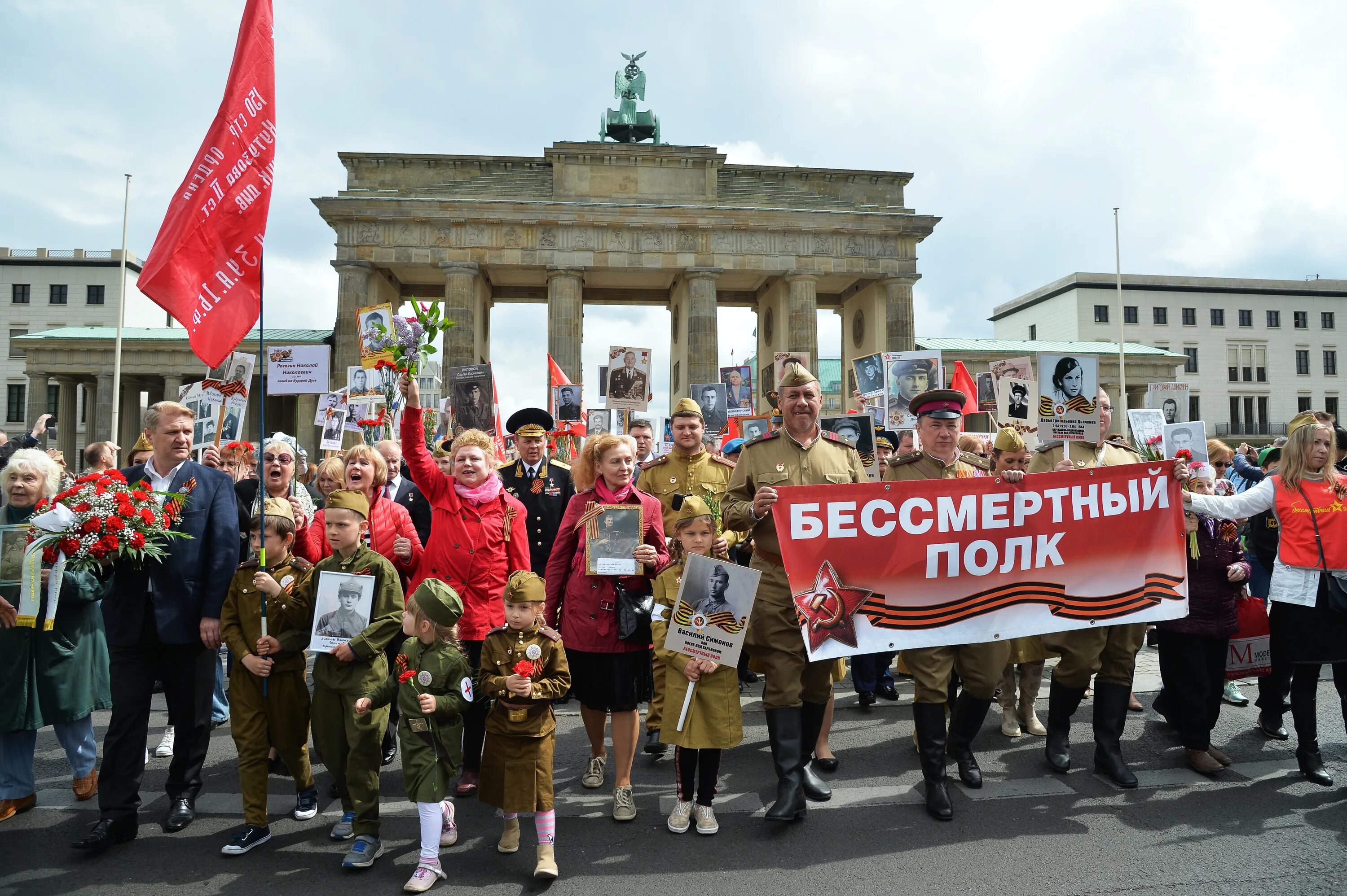 Фотография берлин 5 мая. Бессмертный полк в Берлине. Бессмертный полк в Берлине на 9 мая. Бессмертный полк в Германии. Бессмертный полк в Берлине 2015.